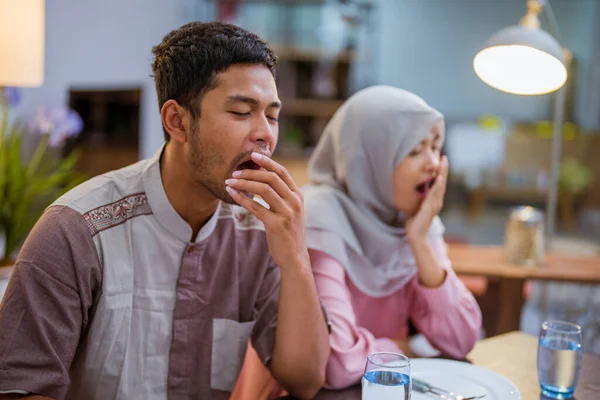 Couple Musulman Fatigué Réveille Tôt Pour Prendre Petit Déjeuner Matin — Photo