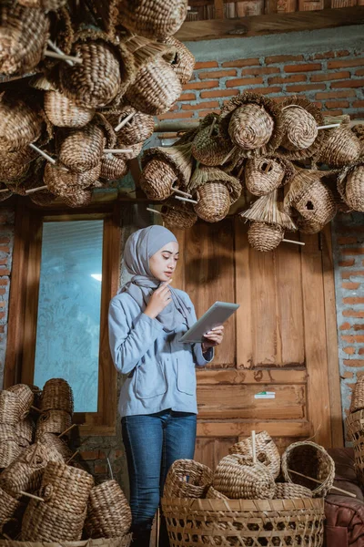 Female Entrepreneur Hijab Thinking While Using Tablet Craft House Background — Stock Photo, Image