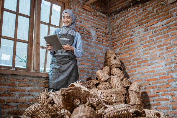 Craftswoman Veil Standing Holding Tablet Woven Water Hyacinth Crafts Brick — Stockfoto