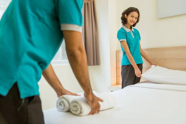 Smiling Female Housekeeper Turquoise Uniform Making Bed Male Housekeeper Putting — Stockfoto