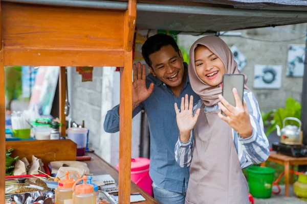Portrait Happy Muslim Friend Standing Food Stall Make Video Call — Fotografia de Stock