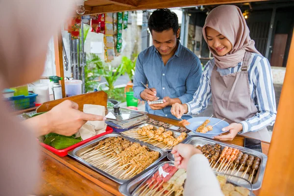 Muslim Couple Ordering Food Break Fasting Traditional Food Market Stall — Stock Photo, Image