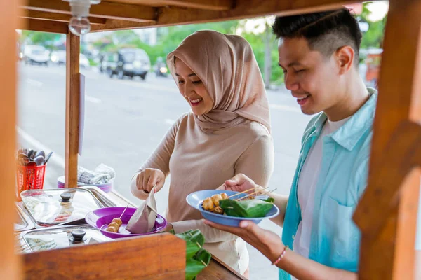 Pasangan Memilih Beberapa Makanan Ringan Dan Makanan Warung Makanan Tradisional — Stok Foto