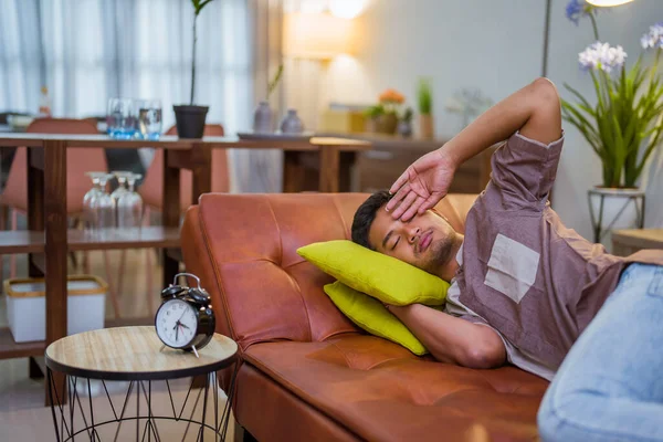 Porträtt Stilig Ung Asiatisk Man Sover Sängen — Stockfoto