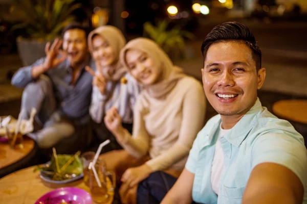 Portrait Happy Muslim Friend Enjoy Having Iftar Dinner Traditional Food — стоковое фото