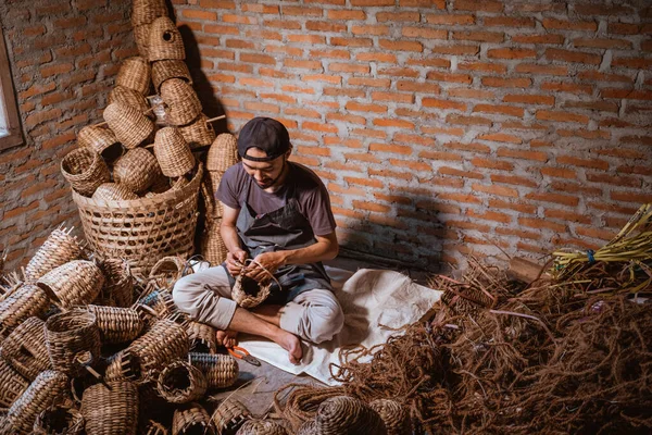 Top View Water Hyacinth Craftsman Making Baskets Brick Wall Background — Stockfoto
