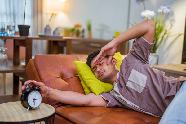 Porträt Eines Schlafenden Jungen Muslimischen Mannes Bett Der Den Wecker — Stockfoto