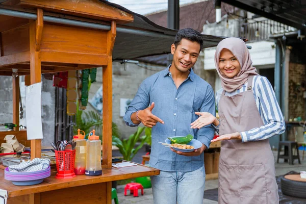 Casal Muçulmano Encomendar Alimentos Para Quebrar Jejum Mercado Alimentos Tradicional — Fotografia de Stock