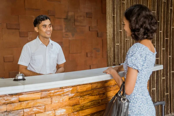 Receptionist Smiles Welcoming Female Guests Hotel Lobby — 图库照片