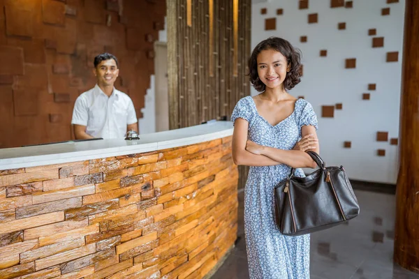 Female Guest Standing Smiling Background Receptionist Hotel Lobby — Fotografia de Stock