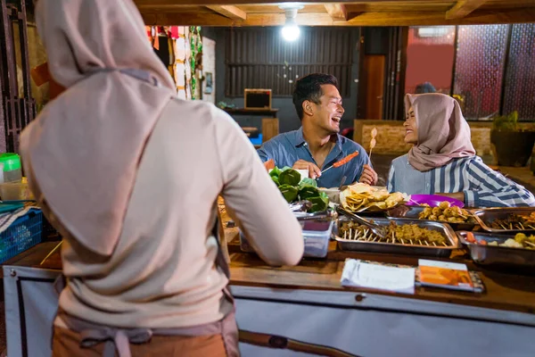 Müslüman Çift Satıcının Servis Ettiği Geleneksel Gıda Pazarında Oruç Tutmak — Stok fotoğraf