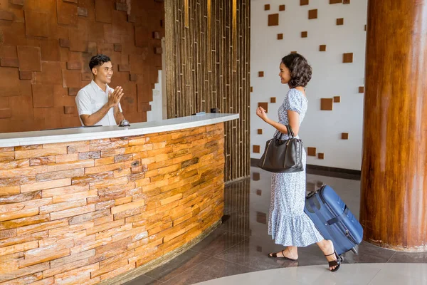 Female Guests Come Bags Suitcases Hotel Reception Lobby — 图库照片