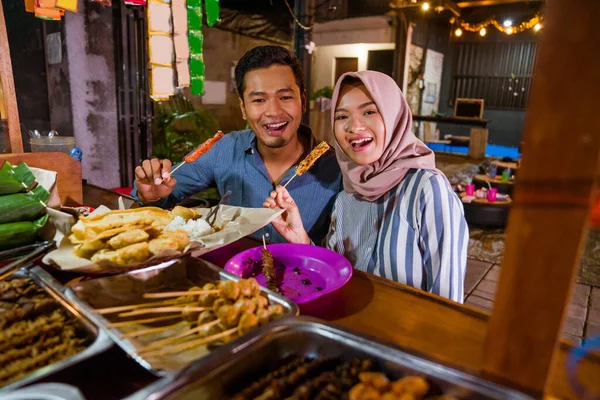 Pasangan Muslim Yang Bahagia Tersenyum Pada Kamera Makan Malam Warung — Stok Foto