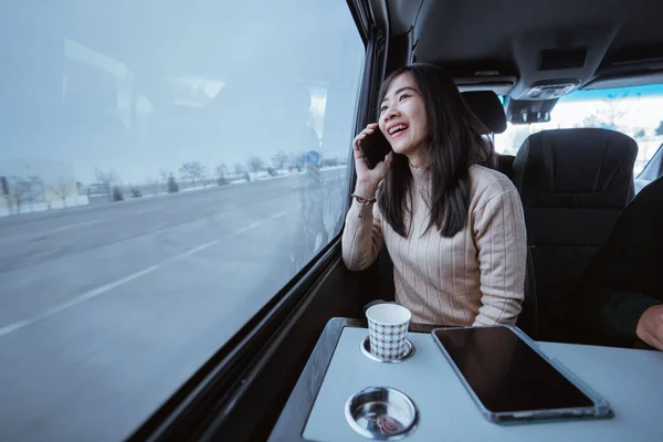 Asian Young Woman Making Phone Call Her Trip Van — Stock Photo, Image