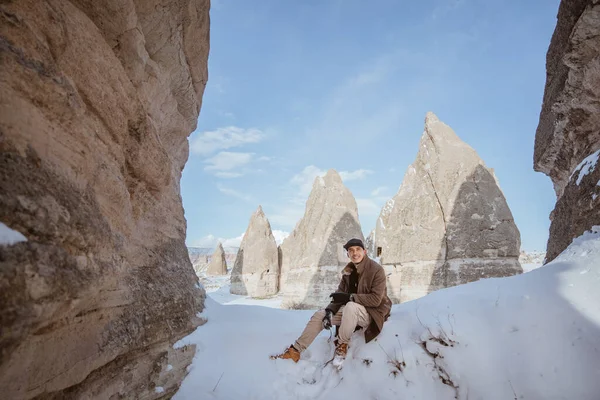 Portrait Man Sitting Snow Beautiful Landscape Cappadocia — 스톡 사진