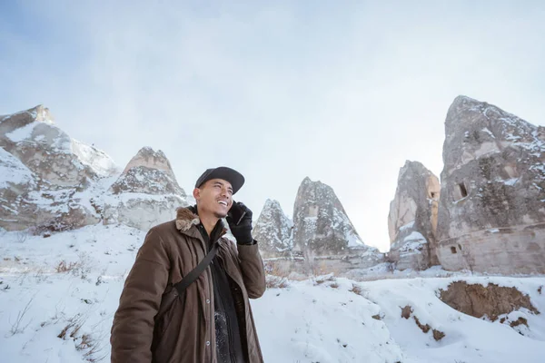Portrait Man Making Phone Call While Hiking Snowy Valley Cappadocia — Stok fotoğraf