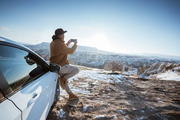 Portrait Man Using His Phone Take Photo Beautiful Scenery Cappadocia — Foto de Stock
