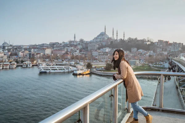 Woman Tourist Enjoying View Istanbul Cityscape Top Bridge — Fotografia de Stock