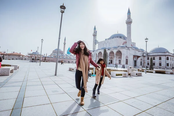 Mother Playing Her Daughter Square While Visiting Mosque Konya Turkiye — Photo