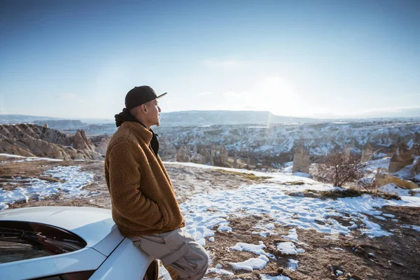 Portrait Young Asian Man His Adventure Going Beautiful Hill Cappadocia — Stok fotoğraf