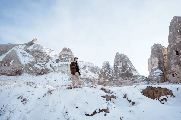 Νεαρός Ασιάτης Περπατά Μόνος Του Ένα Όμορφο Χιονισμένο Τοπίο — Φωτογραφία Αρχείου