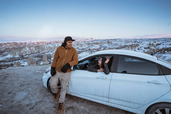 Man Woman Car Having Conversation While Reaching Top Mountain Cappadocia — 스톡 사진