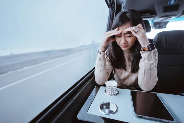 Frustrated Asian Young Woman While Sitting Car Van Big Window — Stockfoto