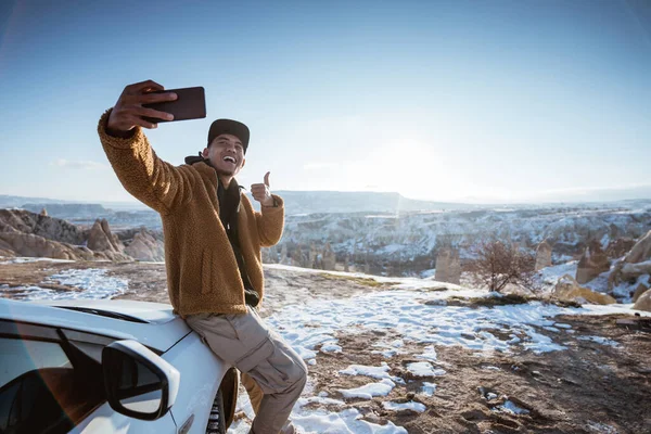 Young Man Take His Photo Using Smart Phone Adventure Cappadocia — 스톡 사진