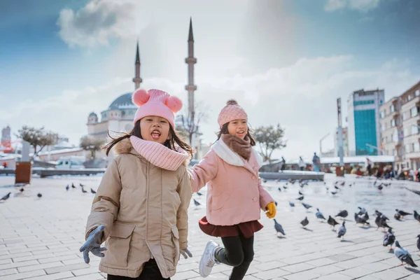 Happy Kids Playing Pigeons Taksim Square Turkey Winter — Fotografia de Stock