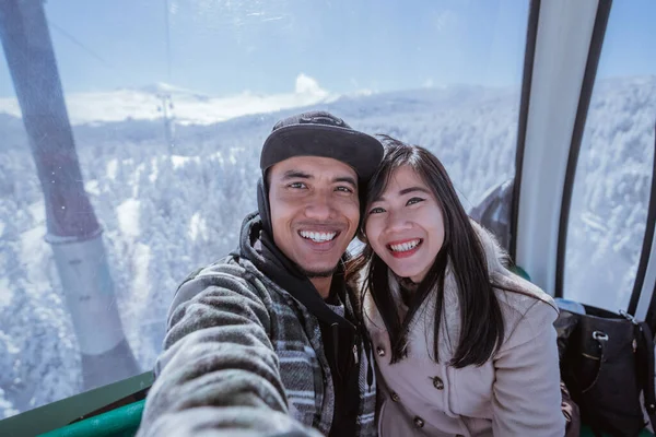 Potrait Couple Take Selfie While Riding Cable Car Beautiful Snowy — 图库照片