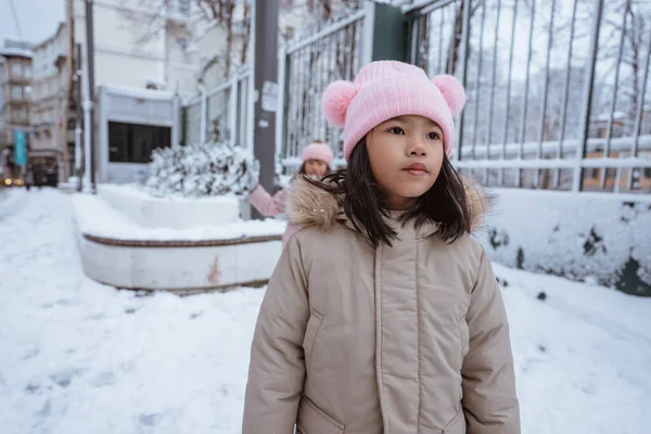 Cute Little Girl City Cover Snow Winter — 스톡 사진
