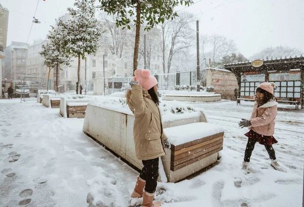 Two Little Girl Fighting Snow Ball City Winter — 스톡 사진