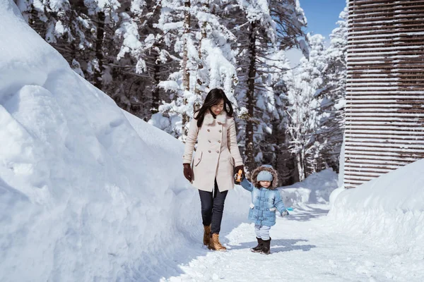 Portrait Mother Walking Her Kid Snowy Mountain — 스톡 사진