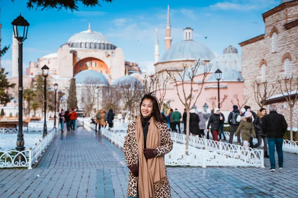 Portrait Woman Taking Picture Her Front Hagia Sophia Mosque Turkey — Zdjęcie stockowe