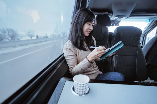 Beautiful Young Woman Writing Note Her Tablet While Sitting Moving — Stock Photo, Image