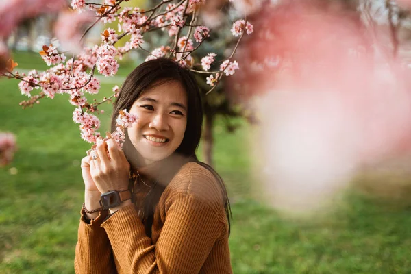 Beautiful Portrait Beautiful Woman Enjoy Cherry Blossom Park — Stock Photo, Image