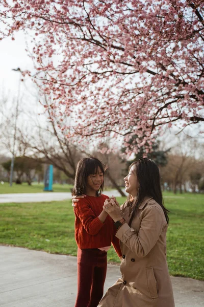 Beautiful Mother Daughter Enjoy Park Cherry Blossom Festival — Stock fotografie