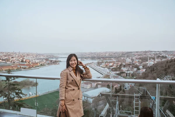 Woman Tourist Enjoying View Istanbul Cityscape Top Bridge — Fotografia de Stock