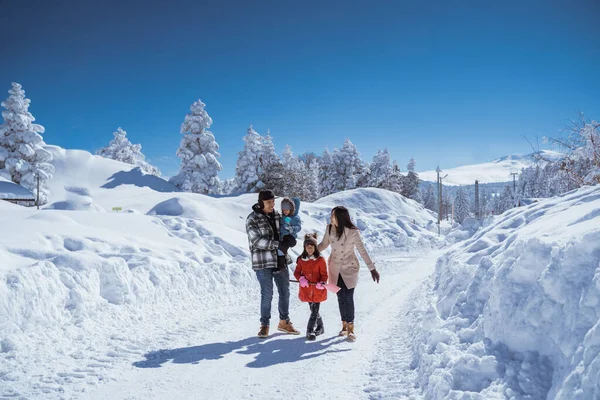 Beautiful Asian Family Walking Together Landscape Cover Wonderful Snow — 스톡 사진