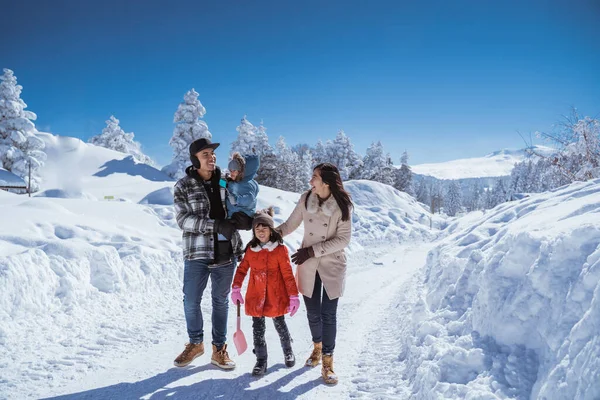 Beautiful Asian Family Walking Together Landscape Cover Wonderful Snow — 스톡 사진