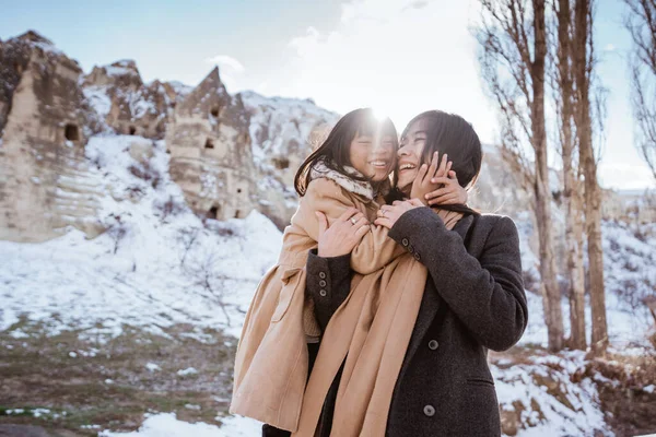 Family Kissing Each Other Travelling Cappadocia Enjoying View Beatiful Cave — 图库照片