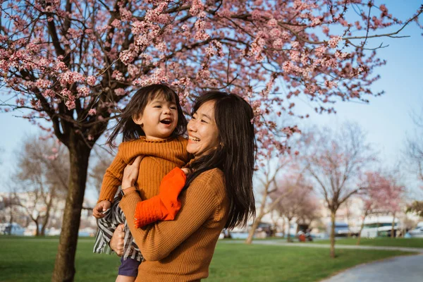 Beautiful Mother Daughter Enjoy Park Cherry Blossom Festival — Zdjęcie stockowe