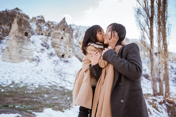 Family Kissing Each Other Travelling Cappadocia Enjoying View Beatiful Cave — Stock fotografie
