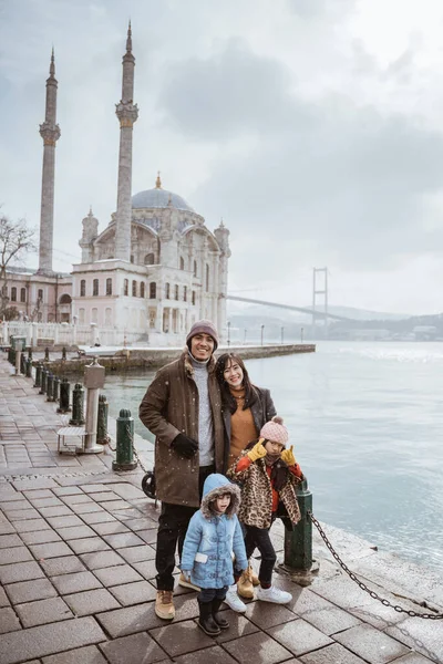 Family Portrait Front Beautiful Ortakoy Mosque Turkey —  Fotos de Stock
