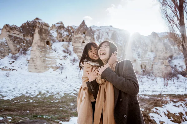 Family Kissing Each Other Travelling Cappadocia Enjoying View Beatiful Cave — Foto de Stock