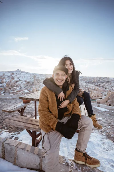 Asian Couple Sitting Bench Enjoying View Top Beautiful Snowy Valley — Stock fotografie