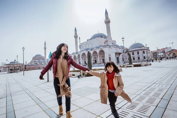 Mother Playing Her Daughter Square While Visiting Mosque Konya Turkiye — Fotografia de Stock