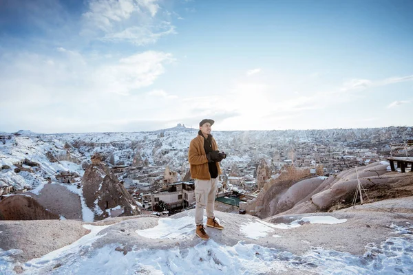 Man Camera Standing Top Hill While Enjoying View Cappadocia — Stok fotoğraf