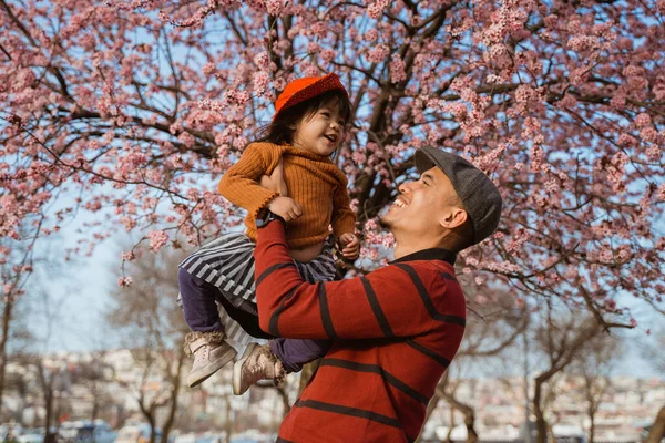 Happy Father Daughter Looking Cherry Blossom Park — Stok fotoğraf