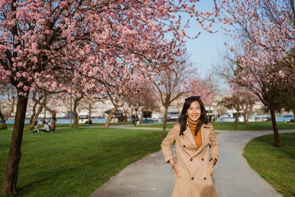 Beautiful Portrait Beautiful Woman Enjoy Cherry Blossom Park — 스톡 사진